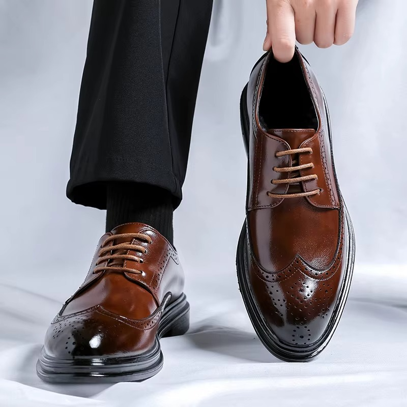 High-quality men's wingtip brogue Derby shoes, offering classic style for modern men's formal fashion.