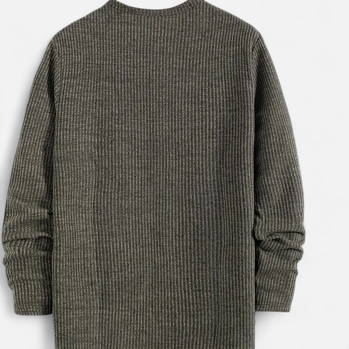 Classic comfort & style in this men's cable-knit henley sweater. Regular fit knitwear for spring/autumn fashion.