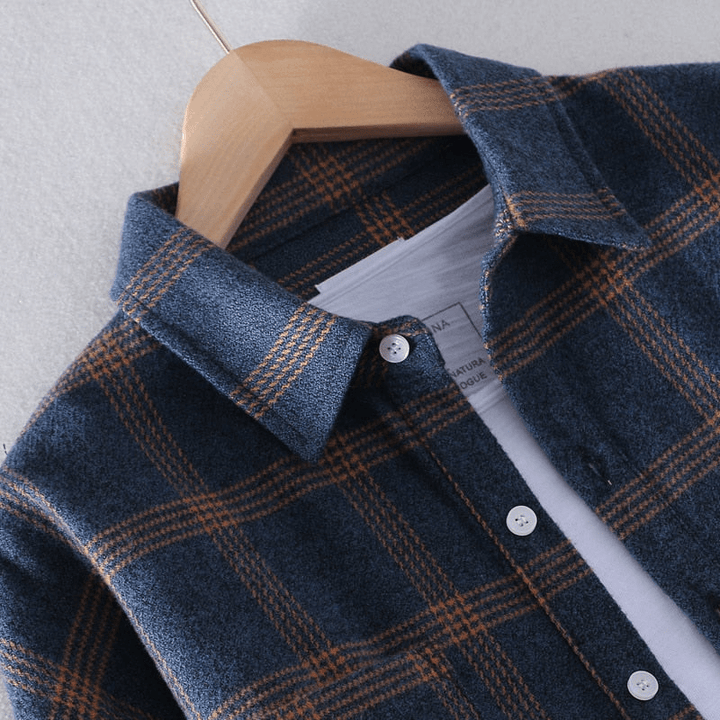 Casual men's long-sleeve plaid shirt, classic checkered pattern, button-down collar, ideal for relaxed everyday style.