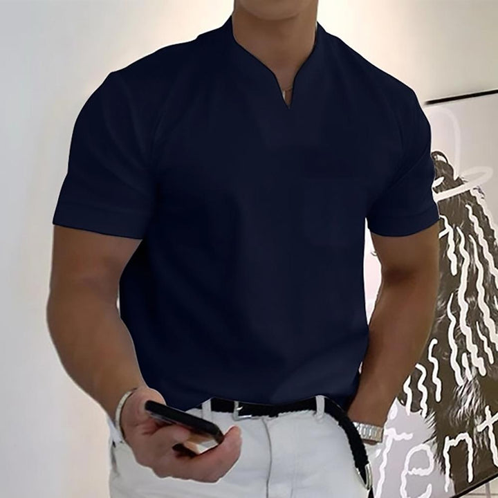 Classic men's short sleeve collared polo shirt for casual and everyday fashion style.