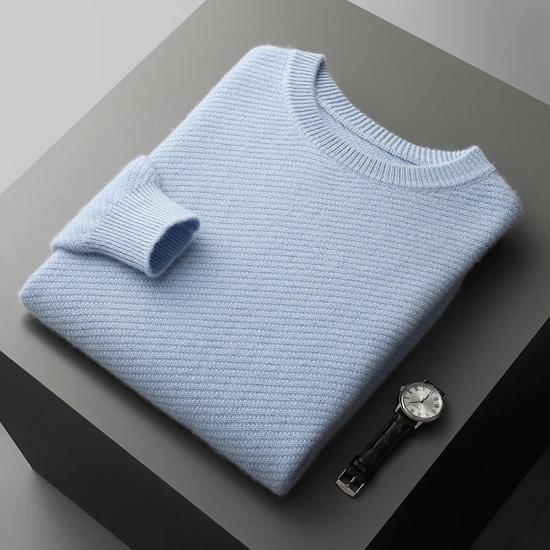 Comfortable men's knitwear: classic crew neck pullover sweater with long sleeves.
