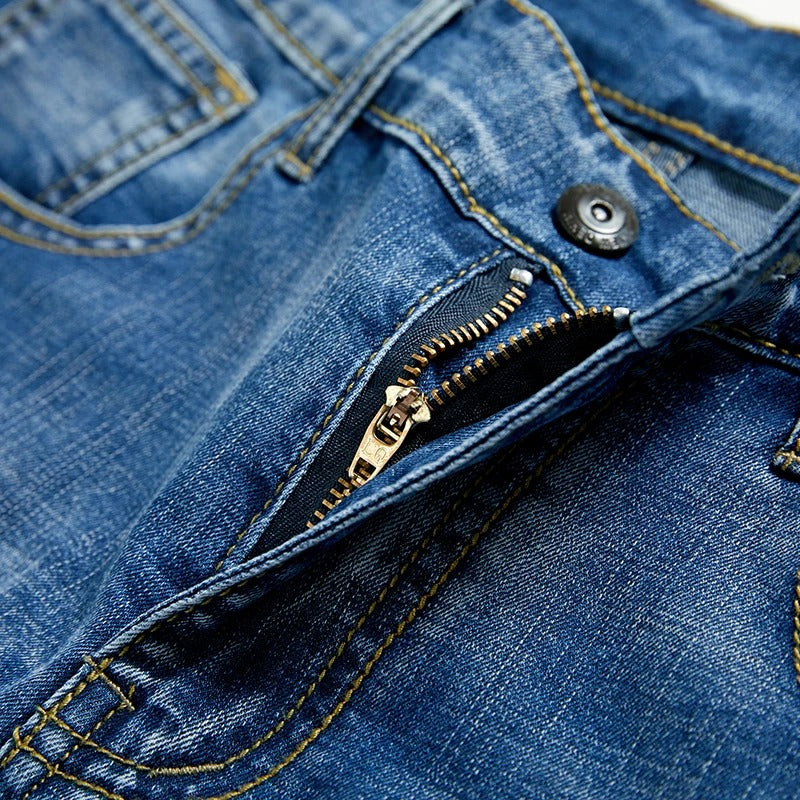 Stylish men's classic denim shorts in a relaxed fit. Ideal for everyday comfort & summer casual outfits.