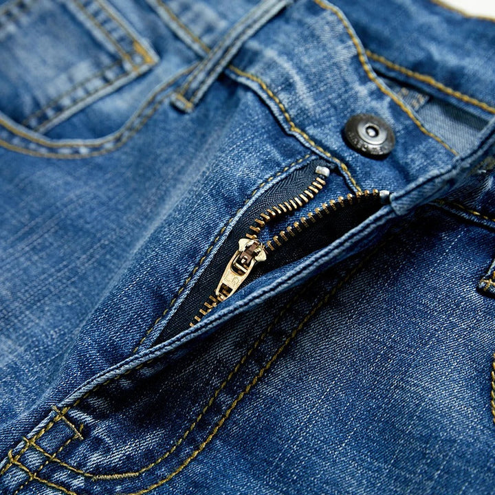 Stylish men's classic denim shorts in a relaxed fit. Ideal for everyday comfort & summer casual outfits.