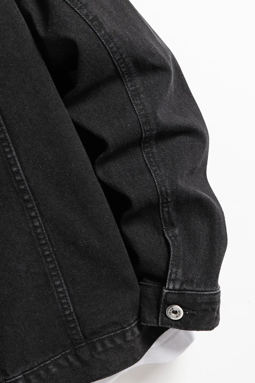 Casual and stylish men's black denim jacket, ideal for everyday wear