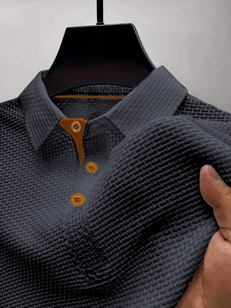 Fashionable men's knitted polo shirt, collared for a timeless and versatile casual look.
