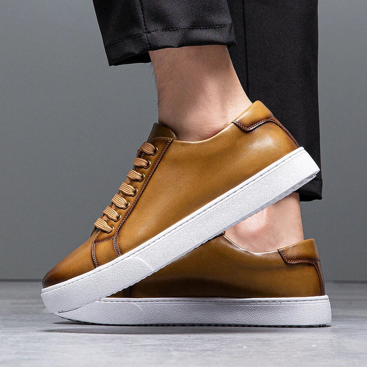Smart casual men's trainers in a versatile leather-look finish