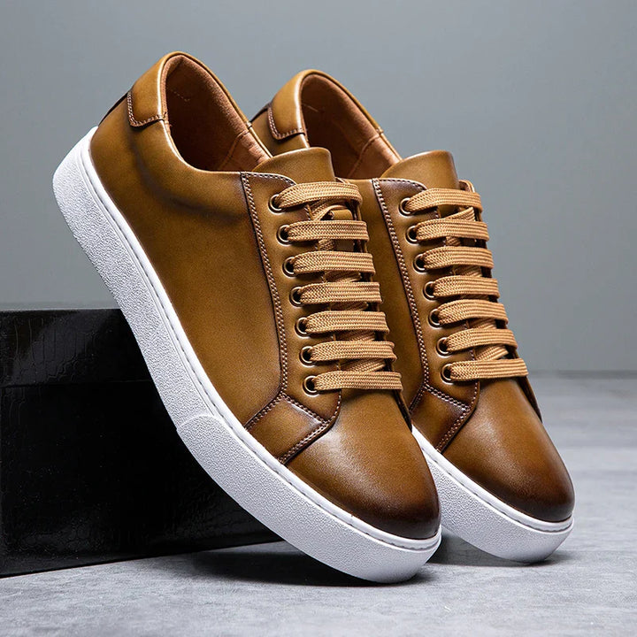 Versatile men's trainers: leather-look with a clean white sole