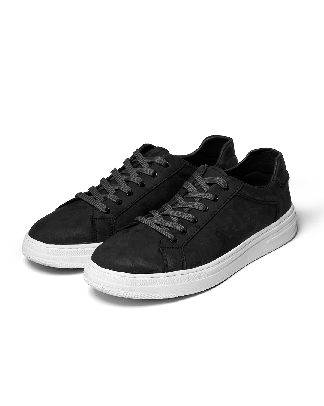 Men's classic low-top lace-up trainers. Effortless everyday style, comfortable & versatile fashion sneakers.