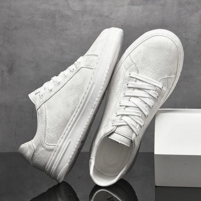Navy men's low-top lace-up trainers. Smart-casual everyday shoes with modern athletic design.