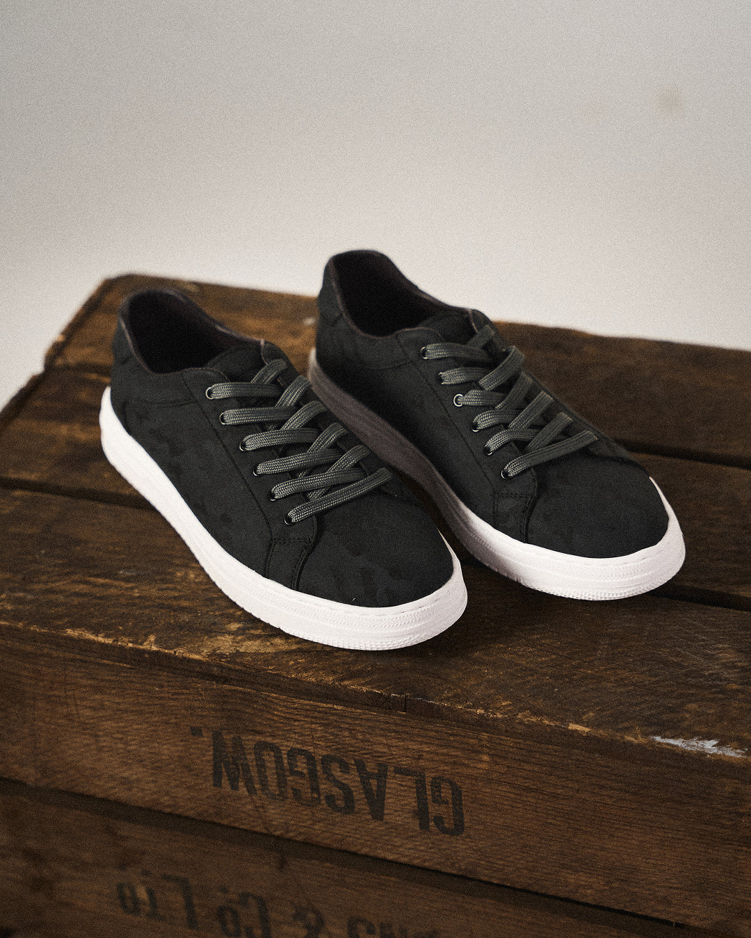 Comfortable men's low-top lace-up trainers. Perfect for casual wear, everyday style & smart-casual outfits.