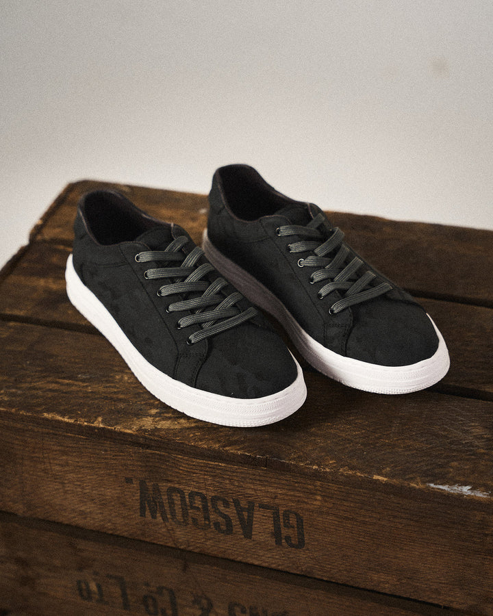 Comfortable men's low-top lace-up trainers. Perfect for casual wear, everyday style & smart-casual outfits.