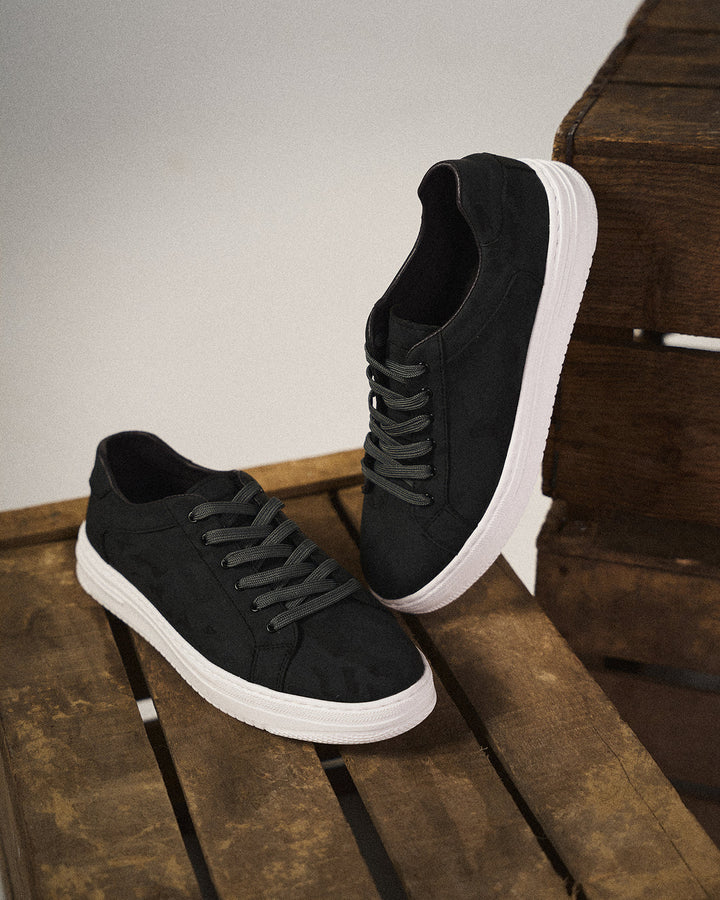 Black men's classic low-top lace-up trainers. Versatile everyday casual shoes with modern design.