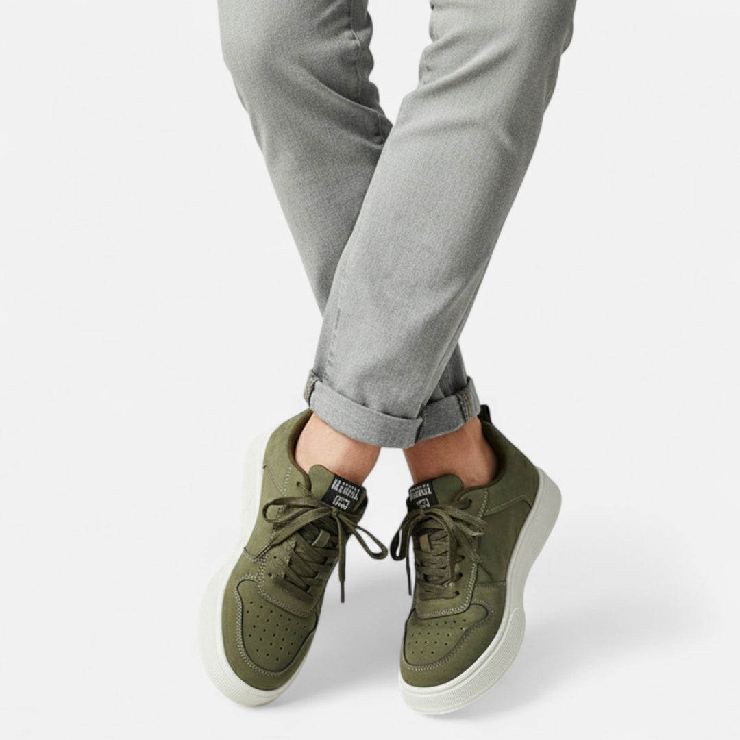 Comfortable men's low-top sneakers, ideal for walking and everyday wear with non-slip sole.
