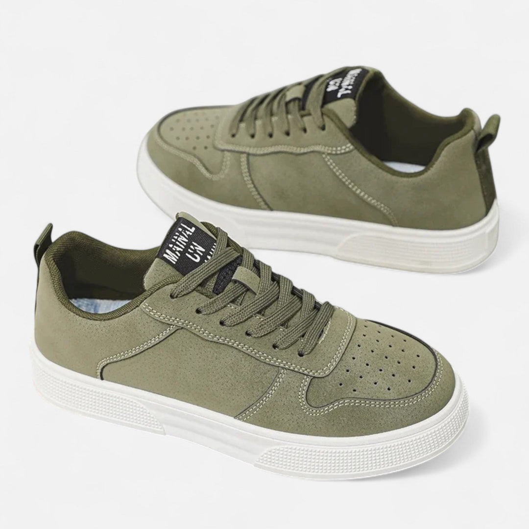 Versatile men's classic low-top trainers, suitable for urban casual outfits and everyday style.