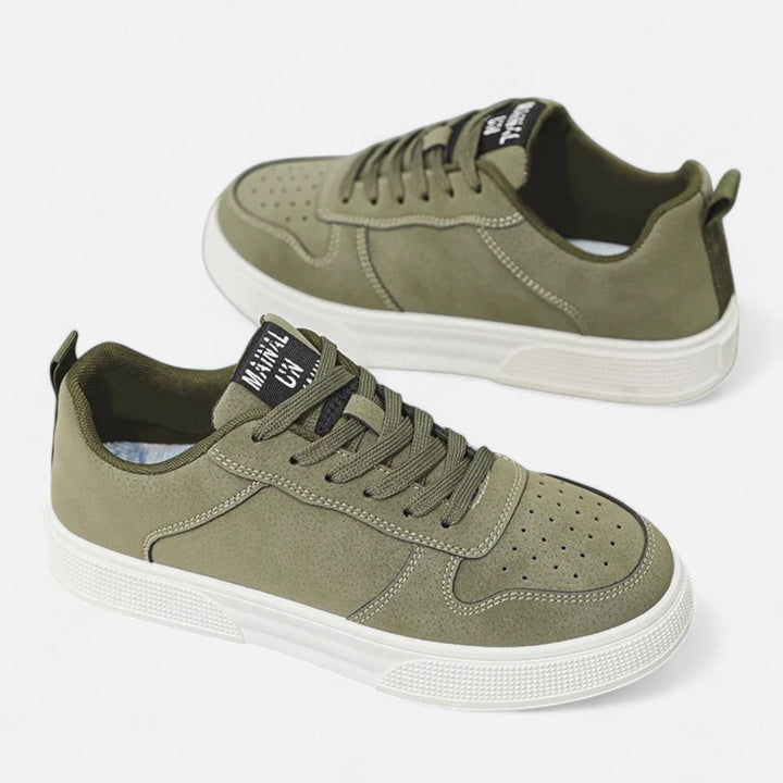 Versatile men's classic low-top trainers, suitable for urban casual outfits and everyday style.