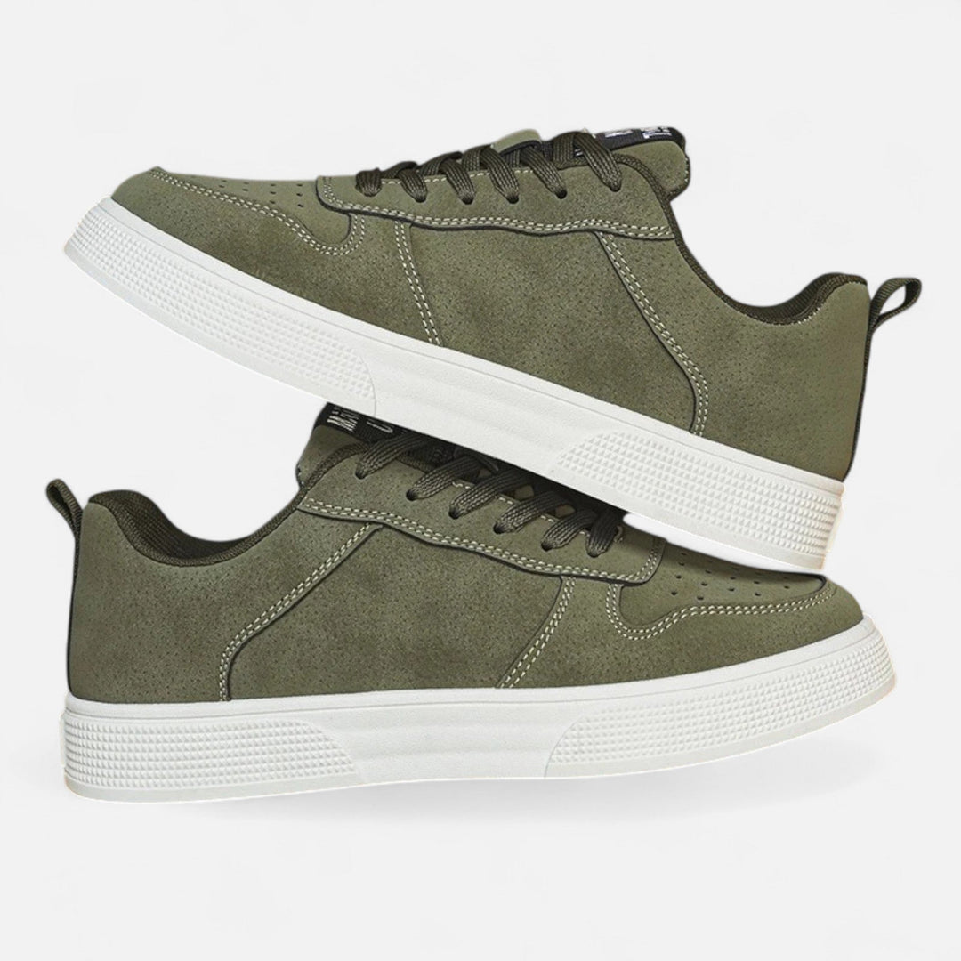Classic design men's low-top trainers, comfortable everyday sneakers for a timeless casual look.