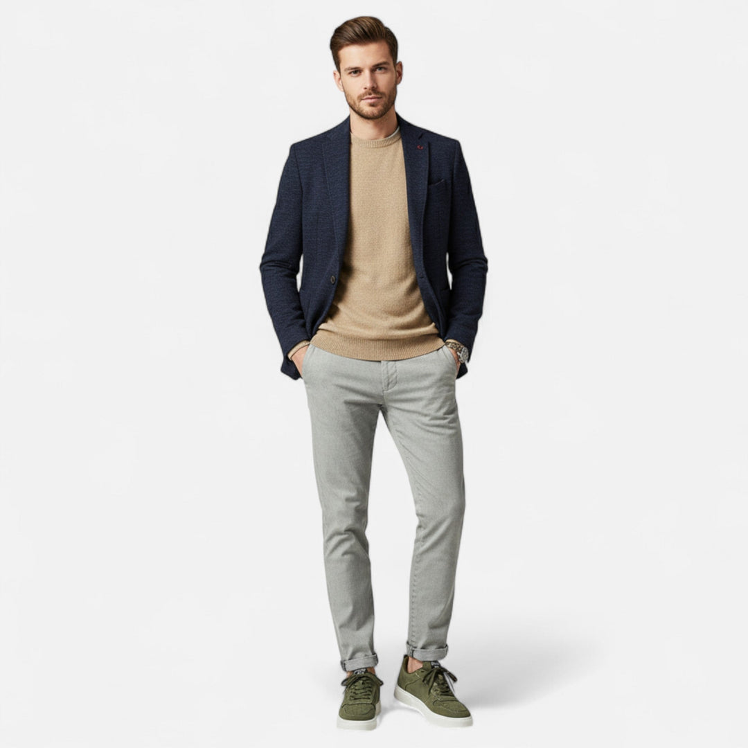 Men's casual low-top trainers for walking, offering comfort and classic style for daily activities.