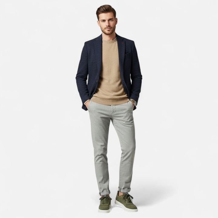 Men's casual low-top trainers for walking, offering comfort and classic style for daily activities.