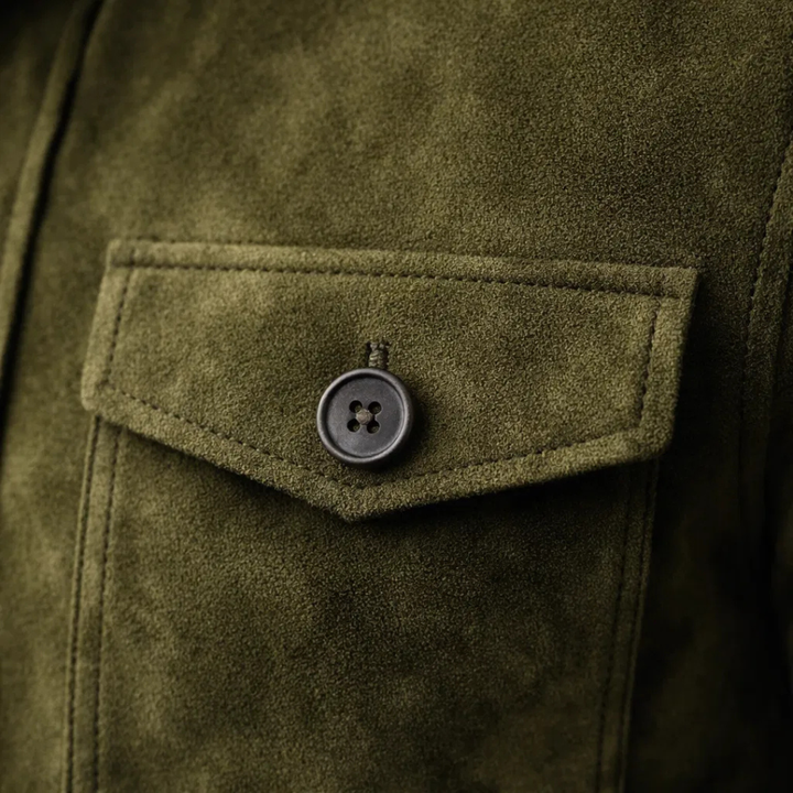 Versatile men's fashion: classic pocket jacket for sophisticated, everyday wear.