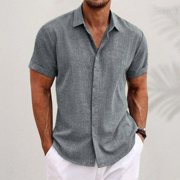 Versatile men's short-sleeve button-down shirt. Classic collared design for everyday casual spring/summer outfits.