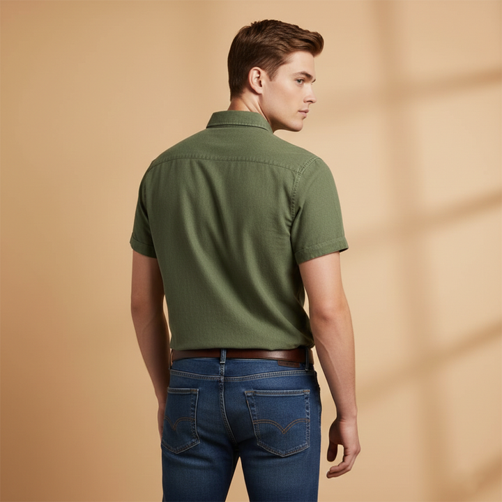 Slim fit men's apparel: Classic short-sleeve button-down shirt in blue