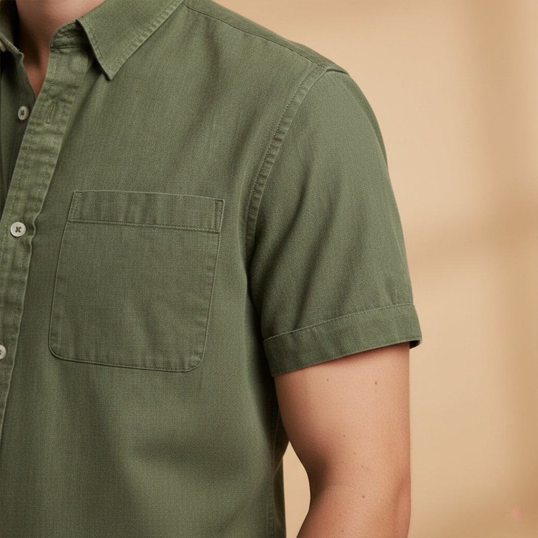 Lightweight men's shirt for spring, featuring a comfortable short-sleeve design