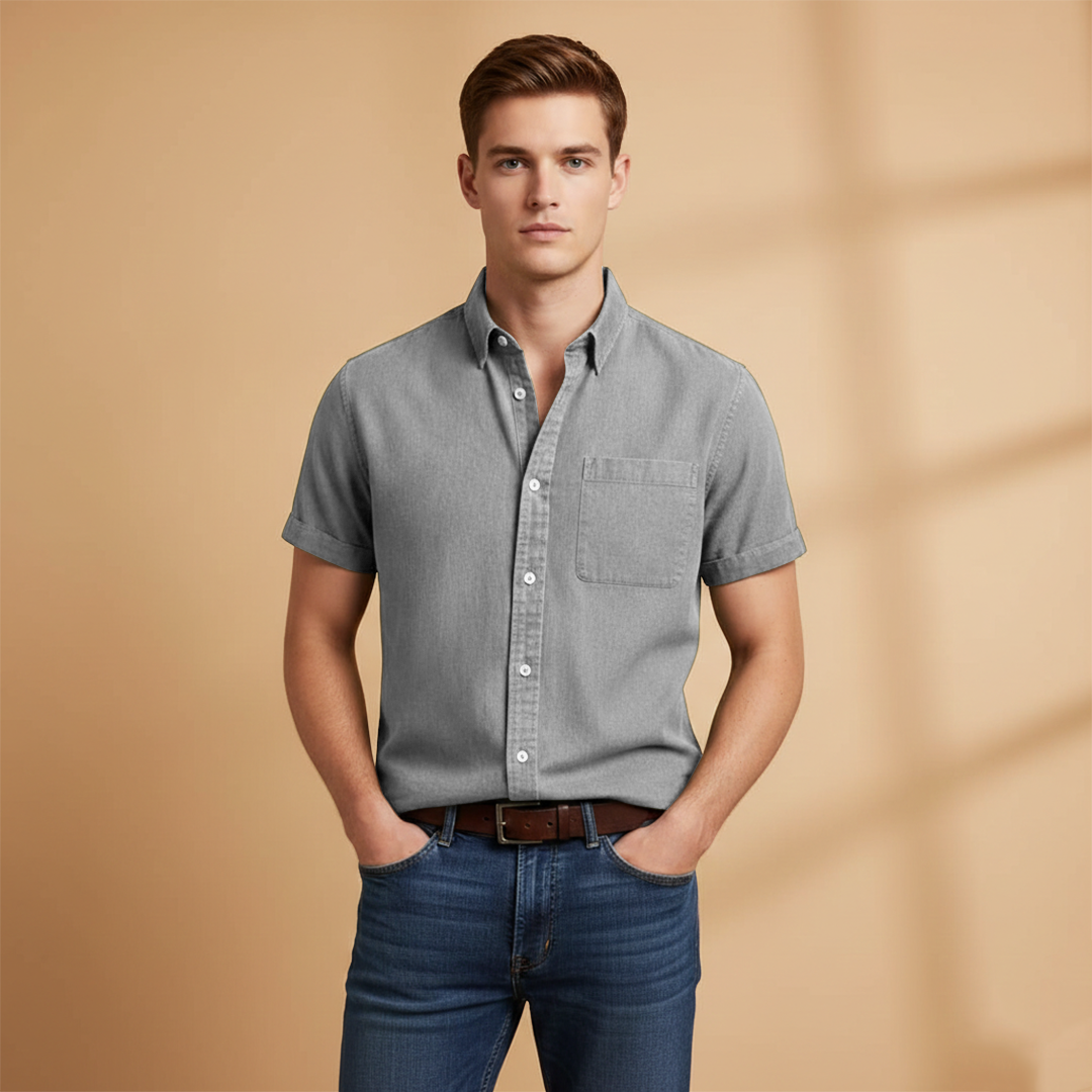 Stylish men's casual shirt, short sleeves and a functional chest pocket