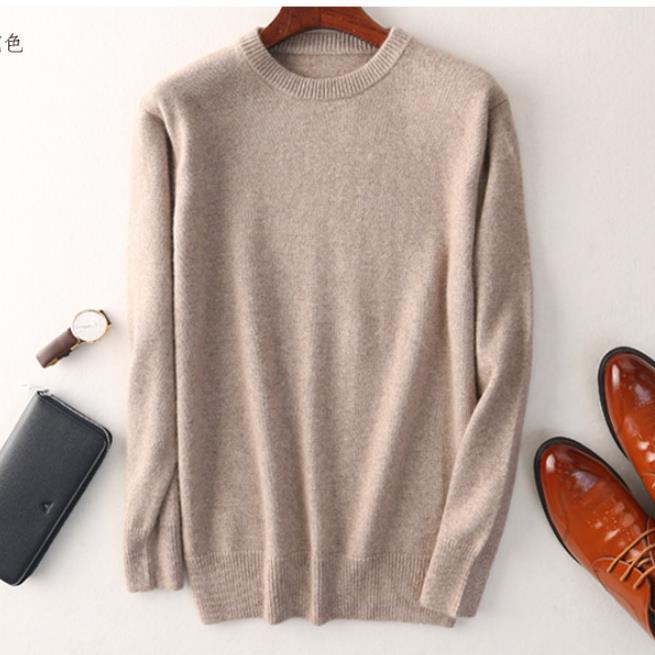 Layer up with this men's V-neck long sleeve sweater, perfect for casual fall outfits.