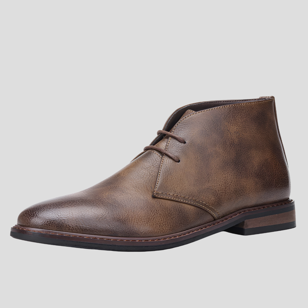 Comfortable men's desert boots with a vintage look, featuring lace-up design for versatile fashion.