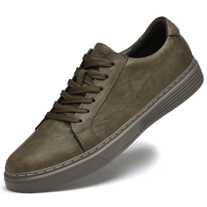 Top-down view of men's lace-up summer trainers, highlighting the classic low-top design & contrast stitching.