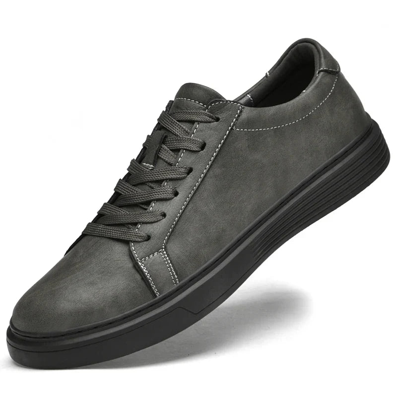 Men's classic summer trainers, offering comfortable low-top design, ideal casual footwear for everyday use.