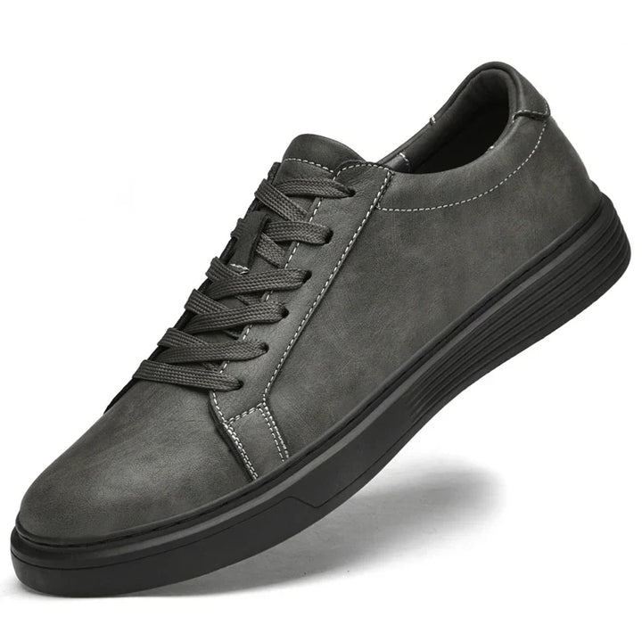 Men's classic summer trainers, offering comfortable low-top design, ideal casual footwear for everyday use.