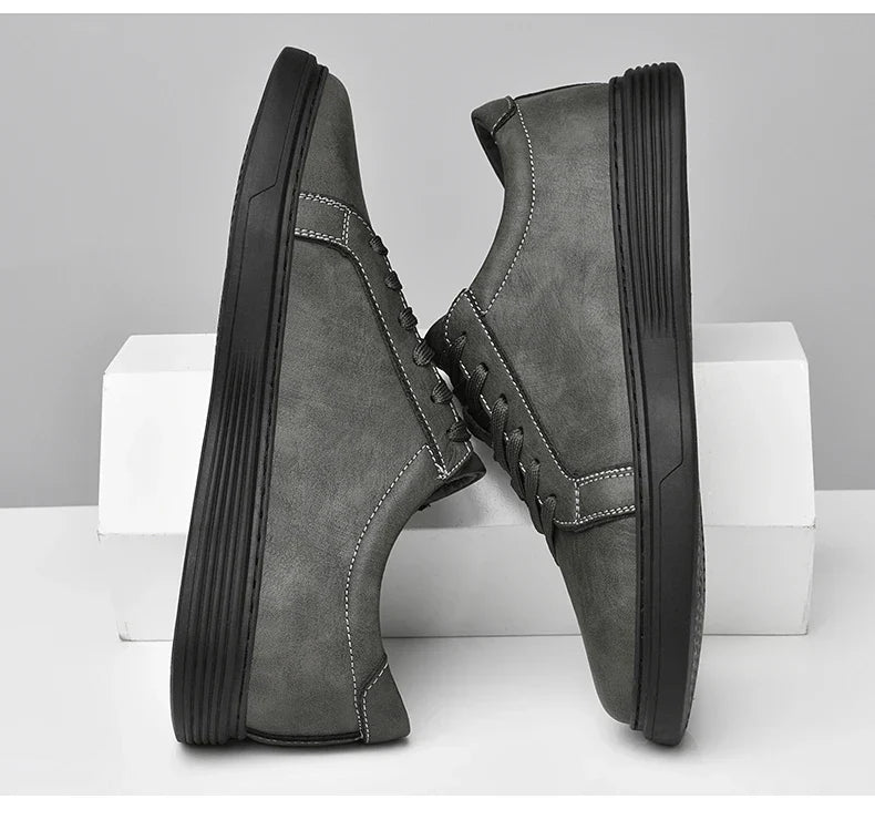 Back view of men's classic low-top summer trainers, ideal casual footwear for everyday versatile style.