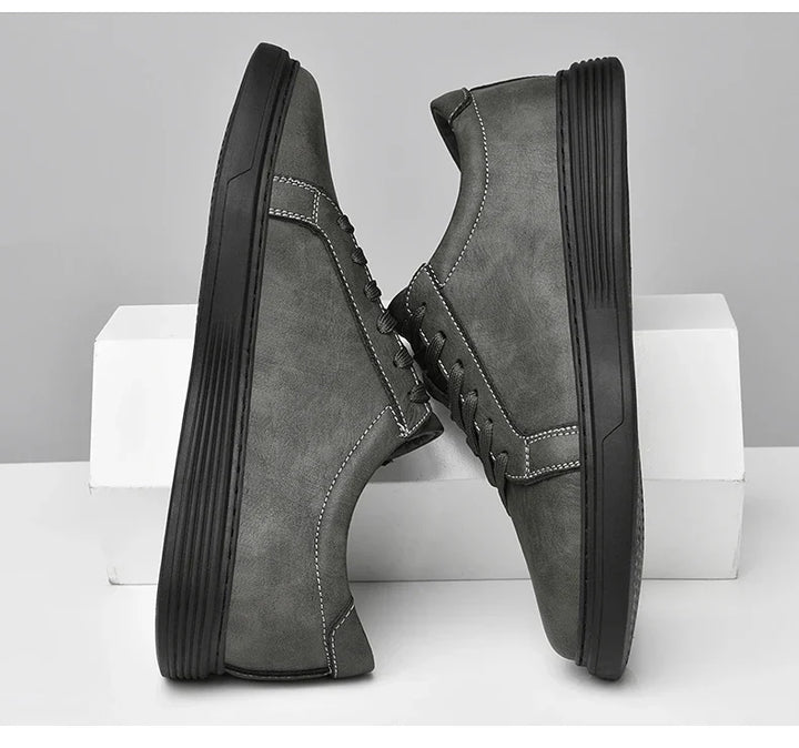 Back view of men's classic low-top summer trainers, ideal casual footwear for everyday versatile style.