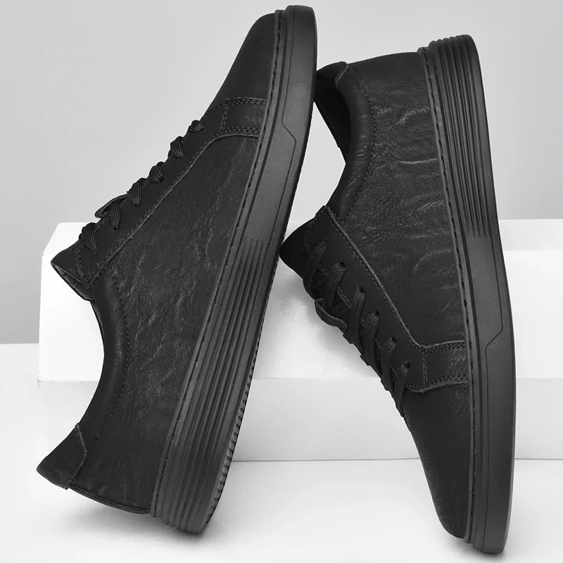 Stylish men's low-top trainers, classic summer shoes paired casually with jeans, perfect for everyday style.