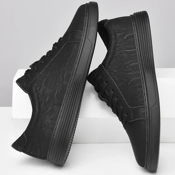 Stylish men's low-top trainers, classic summer shoes paired casually with jeans, perfect for everyday style.