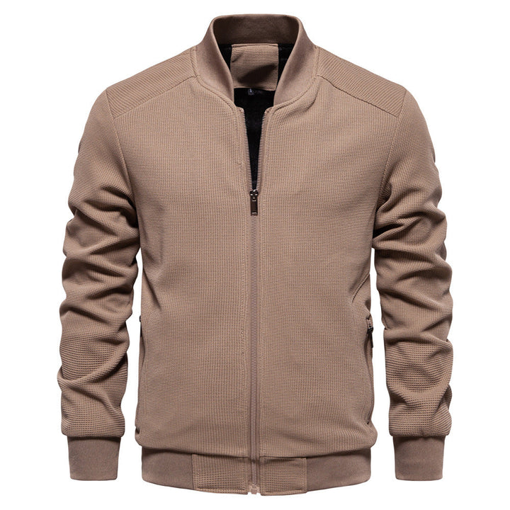 Versatile men's outerwear: zip-up bomber jacket, perfect for casual outings and transitional seasons.
