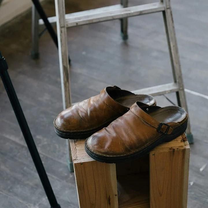 Men's daily wear comfort slippers with arch support. Casual indoor/outdoor footwear for relaxed style.