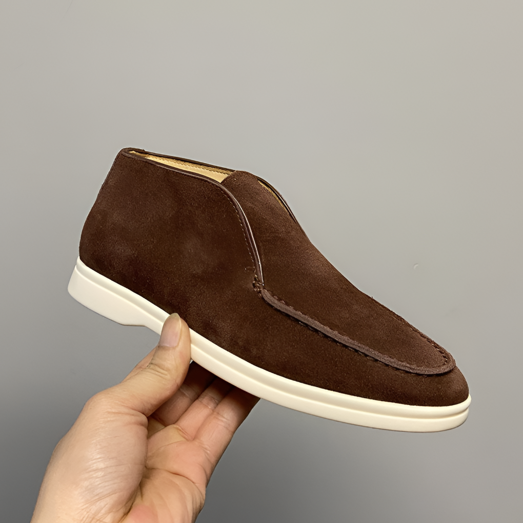 Navy men's casual slip-on loafers. Comfortable and versatile footwear, ideal for everyday and smart casual looks.