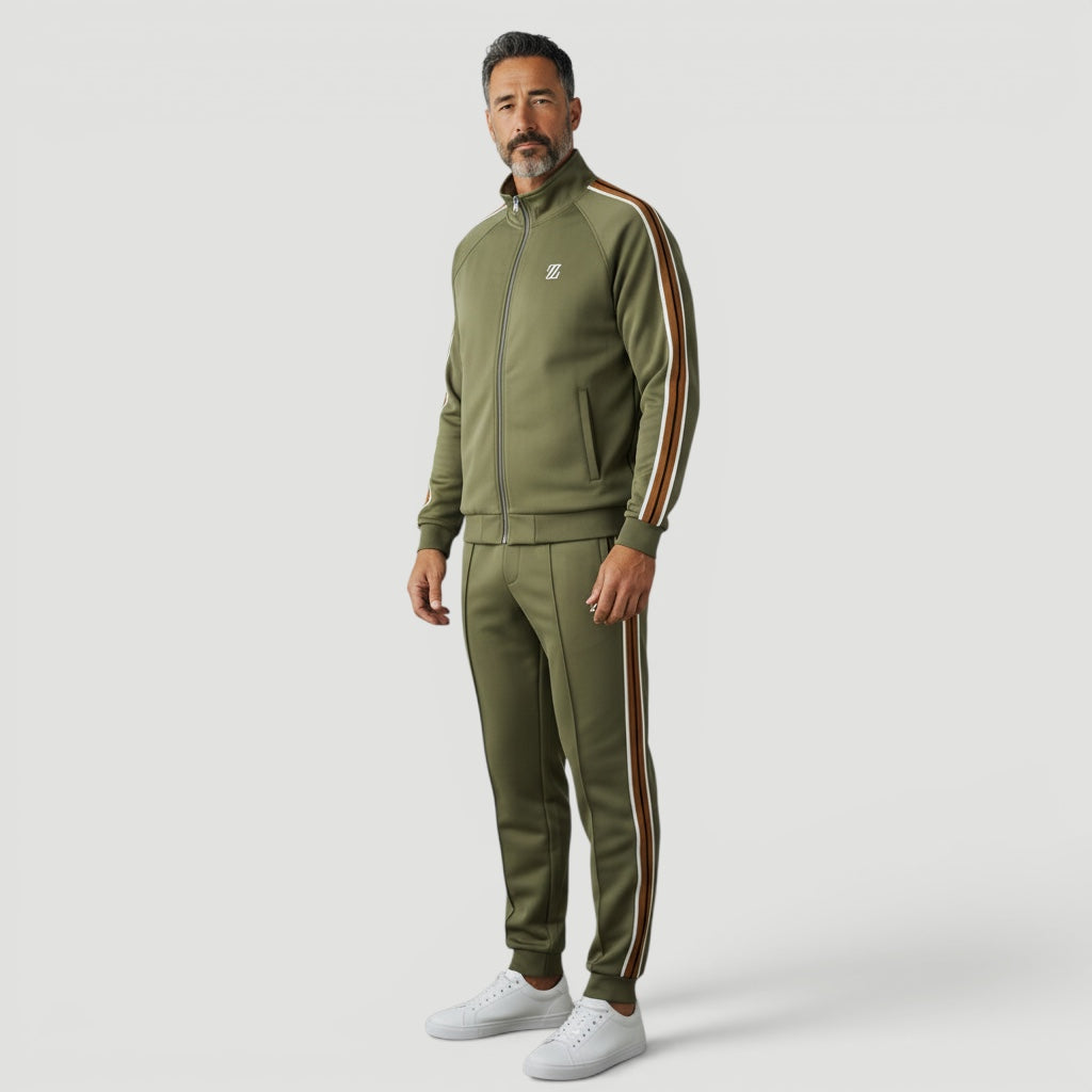Comfortable men's two-piece tracksuit, ideal for casual and athletic activities.