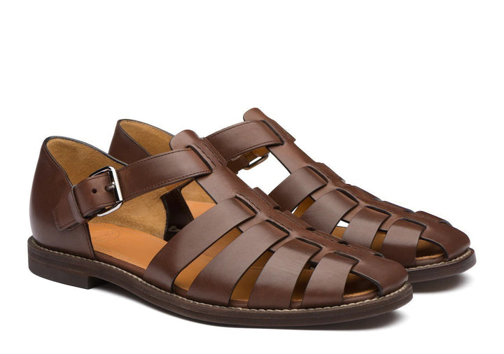 Stylish men's summer sandals with a secure closed-toe and adjustable buckle.