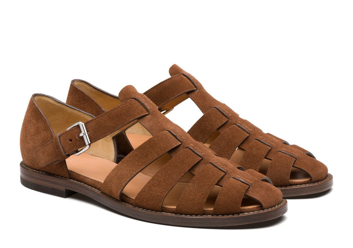 Men's outdoor closed-toe sandals with buckle closure, offering comfort and protection.