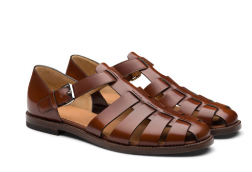 Lightweight men's closed-toe walking sandals with a practical buckle for summer adventures.