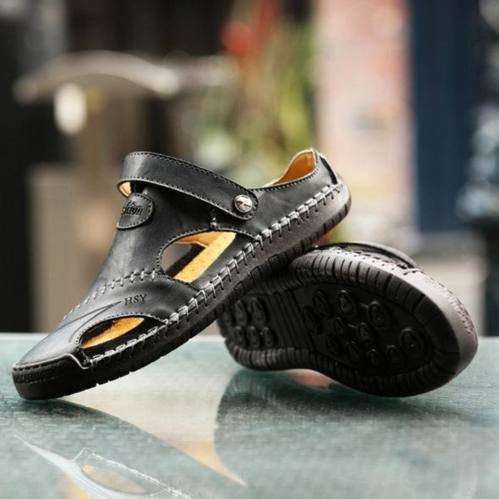 Men's comfortable outdoor walking sandals, ideal for summer. Features durable design & adjustable fit.