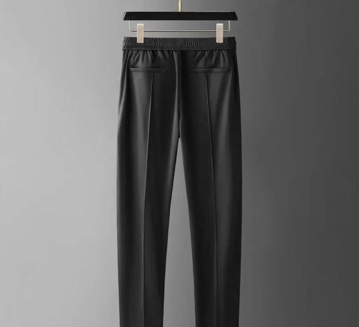 Casual men's two-piece set: a comfortable polo shirt & tapered pants, ideal for summer outfits.