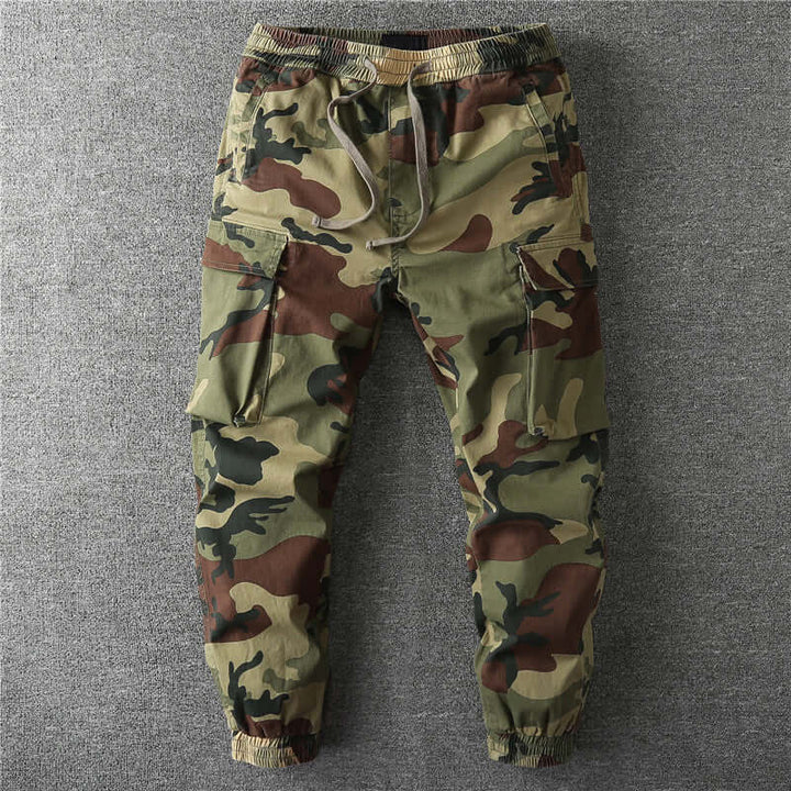 Camouflage cargo pants for men. Tough outdoor adventure trousers in green/khaki.