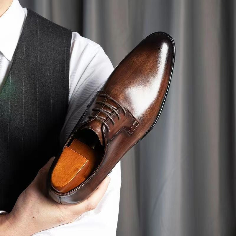Elithro men's sophisticated brown leather business shoes. Classic, comfortable, and professional for any occasion.