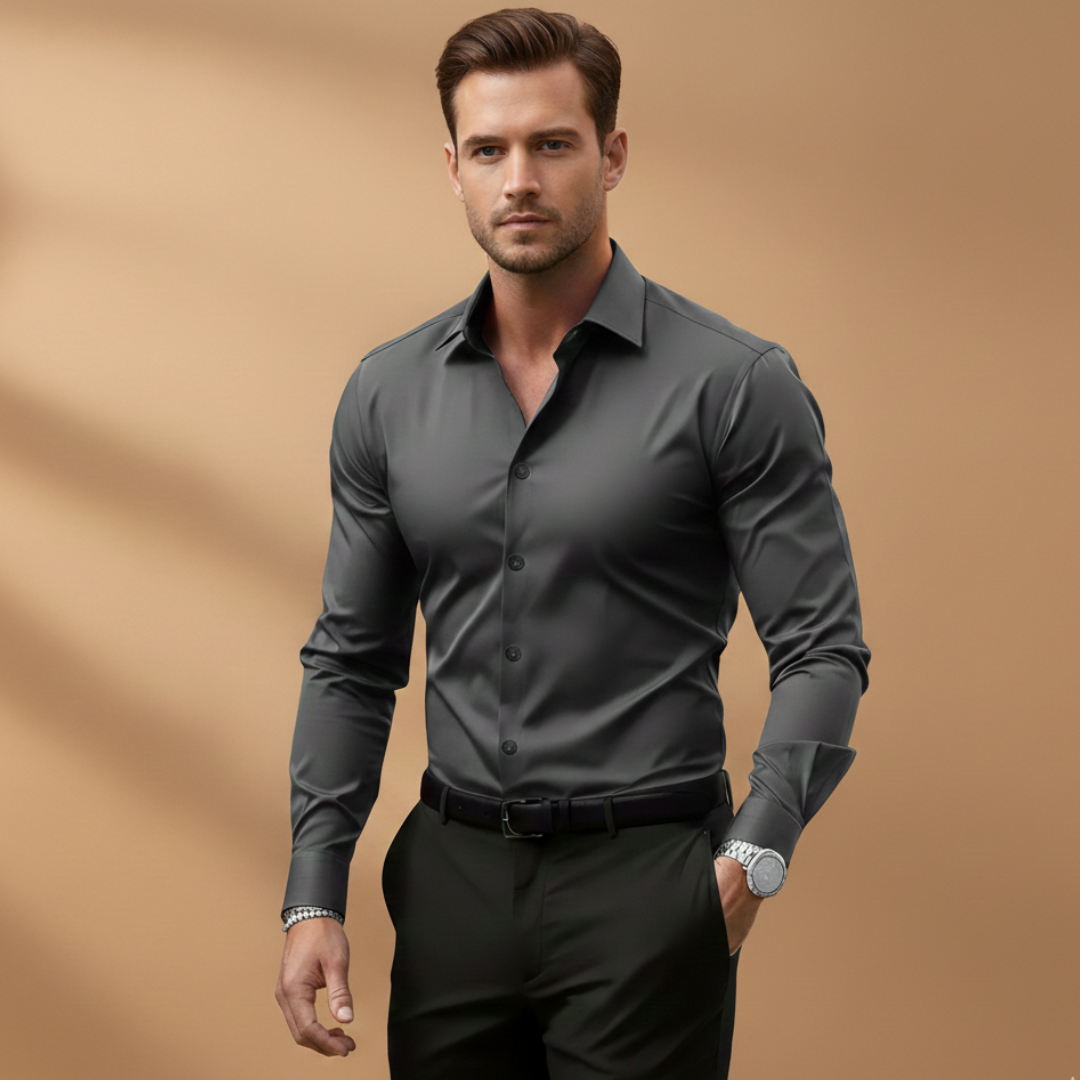 Elevate your workwear with this men's fitted shirt featuring a sharp, structured collar.