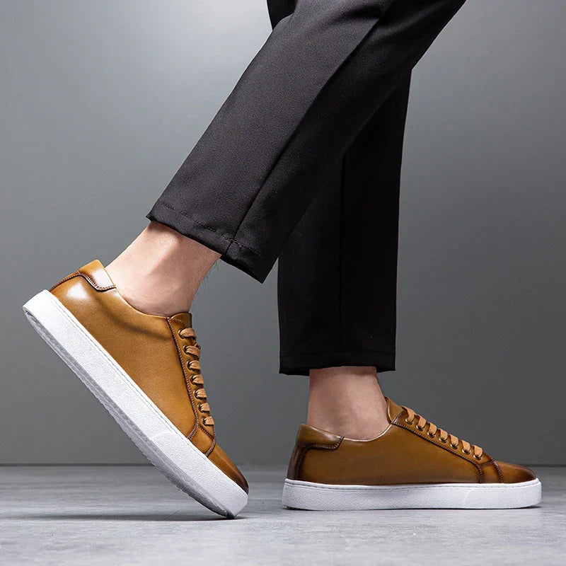 Lace-up men's trainers for formal and casual versatile wear.