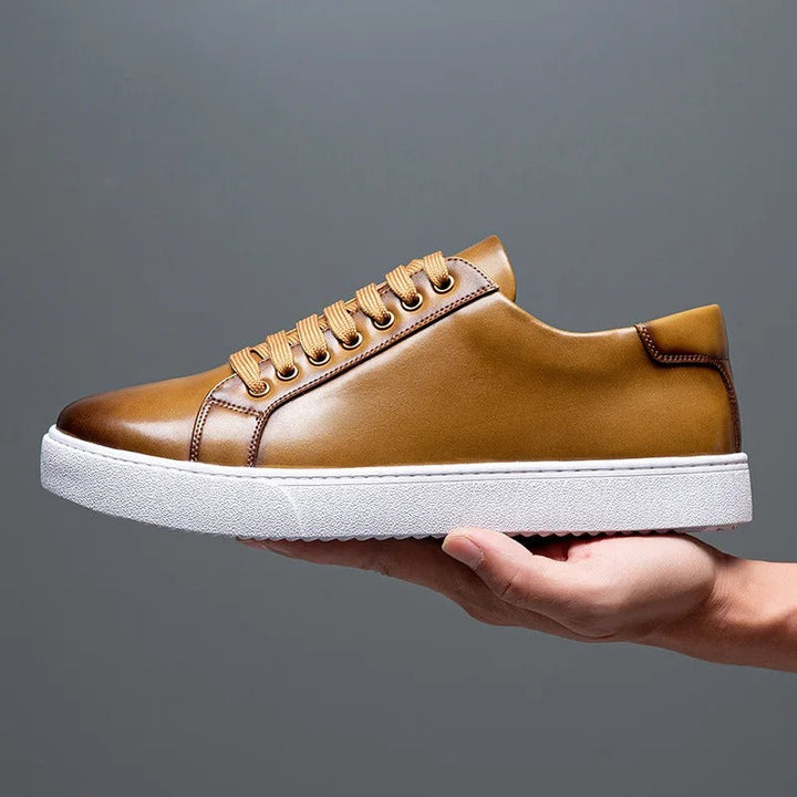 Smart casual men's lace-up trainers, versatile and sleek style.